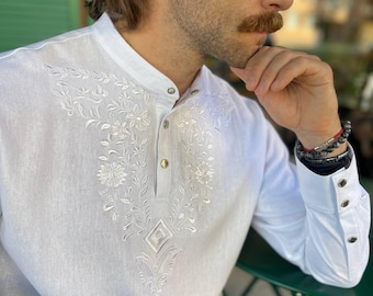 Camisa bordada de lino blanco para hombre, camisa ucraniana hecha a mano, camisa bohemia para hombre, camisa de tela natural para hombre.