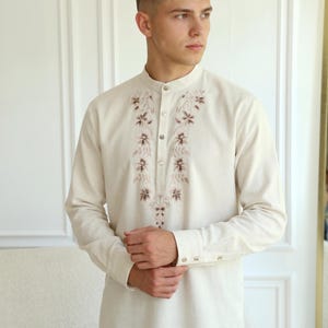 Camisa de lino bordada para hombre, camisa de manga larga personalizada de talla grande para hombre, camisa de lino para novio, atuendo para invitados de boda para hombres grandes y altos. Beige shirt+Brown em