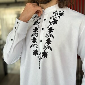 Camisa de lino bordada para hombre, camisa de manga larga personalizada de talla grande para hombre, camisa de lino para novio, atuendo para invitados de boda para hombres grandes y altos. White shirt+Black em