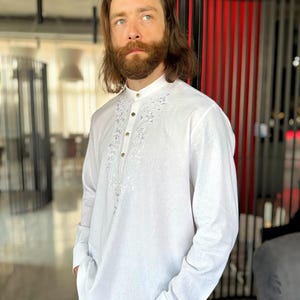 Camisa de lino bordada para hombre, camisa de manga larga personalizada de talla grande para hombre, camisa de lino para novio, atuendo para invitados de boda para hombres grandes y altos. White shirt+White em