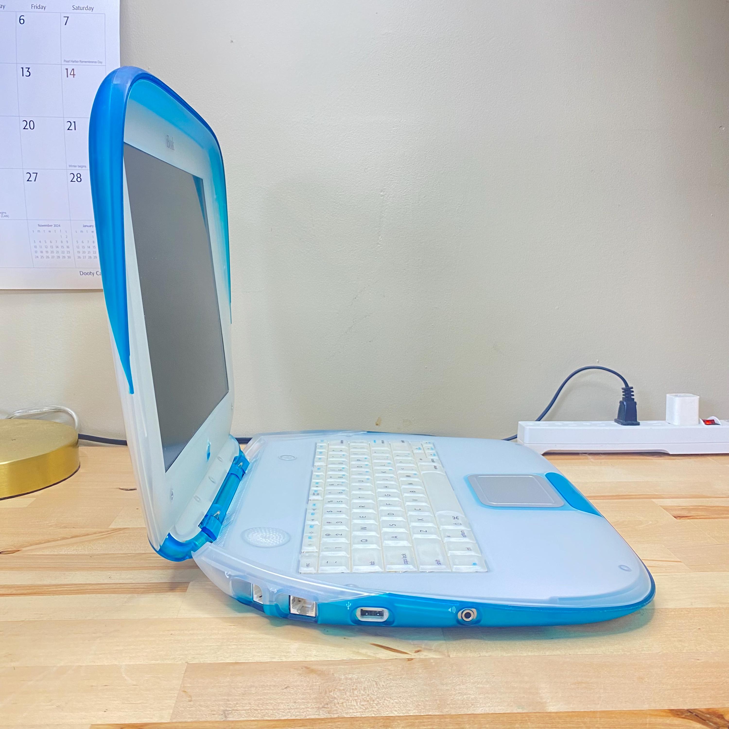 iBook G3 クラムシェル　ブルーベリーM2453 Apple Apple iBook G3 Clamshell Blueberry 300MHz 576MB RAM 128GB