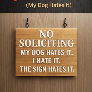 Könnte beinhalten: Holzschild mit dem Text "NO SOLICITING" und dem Satz "(My Dog Hates It)". Darunter steht auf dem Schild "MY DOG HATES IT. I HATE IT. THE SIGN HATES IT." Das Schild hängt an einer Holztür.