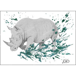 Può includere: Illustrazione in scala di grigi di un rinoceronte con un grande corno, su uno sfondo di schizzi di vernice turchese. L'opera d'arte ha le iniziali dell'artista, "NK", in basso a destra. Il rinoceronte è il fulcro centrale.