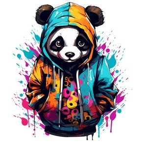 Könnte beinhalten: Ein schwarz-weißes Panda, das eine bunte Kapuzenjacke mit Farbspritzern trägt. Die Jacke ist blau, orange und gelb mit einem weißen Kordelzug. Der Panda hat schwarze Augen und eine schwarze Nase.