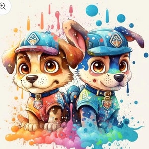 Puede incluir: Dos cachorros de dibujos animados que llevan uniformes azules y rojos con huellas de patas y las palabras "PAW PATROL" en el pecho. Los cachorros están de pie sobre un fondo colorido con salpicaduras de pintura.