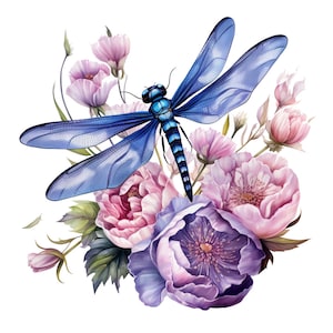 Op de afbeelding: Een blauwe libel met zwarte aderen op zijn vleugels zit op een boeket roze en paarse bloemen. De bloemen hebben groene bladeren en stelen.