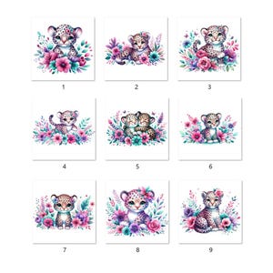 Può includere: Nove illustrazioni digitali di leopardi con sfondi floreali. I leopardi sono in varie pose, tra cui seduti, in piedi e abbracciati. I fiori sono in tonalità di rosa, viola e blu.