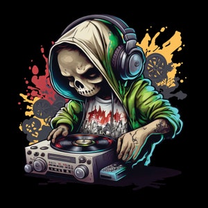 Op de afbeelding: Een cartoon-schedel met een groene hoodie en koptelefoon mixt muziek op een draaitafel. De draaitafel is zwart en zilver met een plaat erop. De schedel draagt een wit T-shirt met een stadsbeeldontwerp.