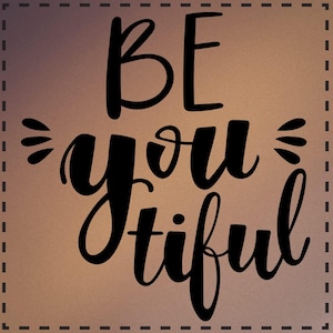 Könnte beinhalten: Ein motivierendes Zitat in schwarzer Kursivschrift auf braunem Hintergrund. Das Zitat lautet "Be you tiful."
