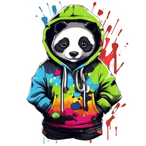 Può includere: Un panda che indossa una felpa con cappuccio verde, blu, gialla e rosa con schizzi di vernice colorati. Il panda sta guardando lo spettatore.
