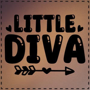 Puede incluir: Diseño gráfico en blanco y negro con el texto "LITTLE DIVA" y una flecha con un corazón al final.
