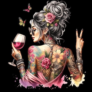 以下が含まれることがあります： タトゥー、サングラス、ワイングラスを持つ女性のイラスト。彼女の背中は、カラフルな花と蝶のタトゥーを明らかにしています。ピンクのドレスとジュエリーを身に着け、近くには蝶が飛んでいます。彼女の髪は花でまとめられています。