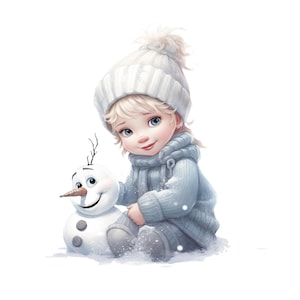 Puede incluir: Una niña joven con cabello rubio que lleva un gorro blanco de punto y un suéter azul de punto se sienta con un muñeco de nieve. El muñeco de nieve tiene una nariz de zanahoria y una sonrisa amigable.