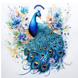 Könnte beinhalten: Ein blauer und grüner Pfau mit seinen Schwanzfedern, die sich zu einem Fächer entfalten. Der Pfau ist von Aquarellblumen in Blautönen, Lila und Gelb umgeben.