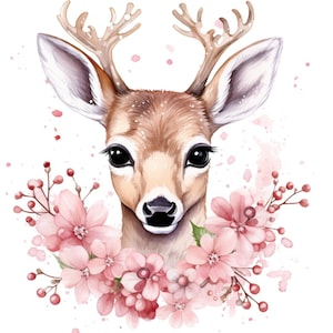 Puede incluir: Ilustración en acuarela de la cara de un ciervo con ojos grandes y oscuros y astas delicadas. El ciervo está rodeado de flores y bayas rosas, con salpicaduras suaves de acuarela en el fondo. El tema general es caprichoso e inspirado en la naturaleza.