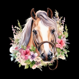 Puede incluir: Una pintura de acuarela de un caballo marrón y blanco con una crin y cola blancas. El caballo lleva una brida de cuero marrón y está rodeado de flores rosas, blancas y moradas.