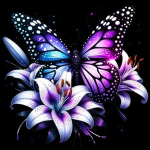 Pode incluir: Ilustração digital de uma borboleta com asas azuis, roxas e brancas, adornadas com pontos brancos. A borboleta repousa sobre um grupo de lírios brancos e roxos contra um fundo preto. A obra de arte apresenta cores vibrantes e detalhes intrincados.