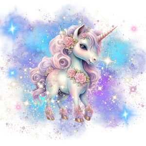 Könnte beinhalten: Ein weißes Einhorn mit rosa Mähne und Schweif steht vor einem blauen und violetten glitzernden Hintergrund. Das Einhorn hat ein goldenes Horn und ist mit rosa Blumen geschmückt.