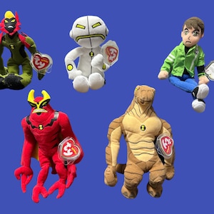 Könnte beinhalten: Fünf Plüschtiere aus der Zeichentrickserie Ben 10. Die Spielzeuge sind alle verschiedene Charaktere aus der Show, darunter Ben 10, Four Arms, Diamondhead, Wildmutt und Heatblast. Jedes Spielzeug hat ein rotes und weißes Ty Beanie Baby-Etikett.