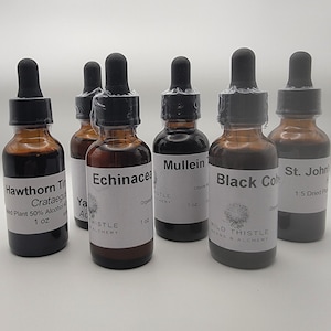 Könnte beinhalten: Sechs braune Glasflaschen mit Tropfer und schwarzen Kappen und weißen Etiketten. Die Etiketten lauten "Hawthorn Ti", "Echinacea", "Mullein", "Black Cohosh" und "St. John". Jede Flasche enthält 30 ml Flüssigkeit.