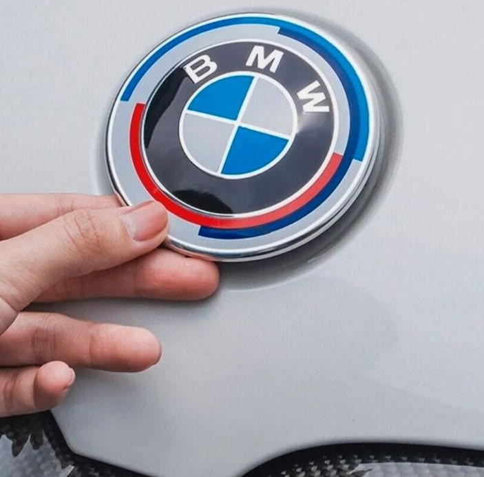 BMW Logo auf einem roten BMW Fahrzeug, Motorhaube BMW am 11.06.2023 in  Siegen Deutschland