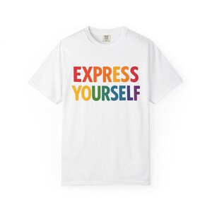 Camiseta con tipografía arcoíris "Exprésate", camiseta con afirmación positiva, camiseta con cita colorida y llamativa para artistas y creativos, camiseta para profesor de arte