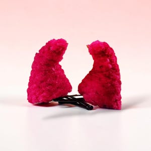 Horquillas para el pelo con forma de cuerno de diablo.