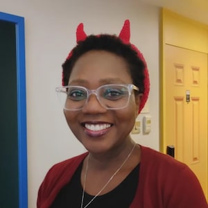 diadema de ganchillo con cuernos de diablo