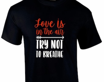 L'amore è nell'aria... Prova a non respirare T-shirt