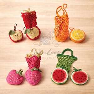 Può includere: Una collezione di borse all'uncinetto fatte a mano con frutta e verdura, tra cui mele, arance, fragole e angurie. Le borse sono rosse, arancioni, rosa e verdi, con sottobicchieri abbinati a forma di frutta. Su una superficie di legno chiaro.