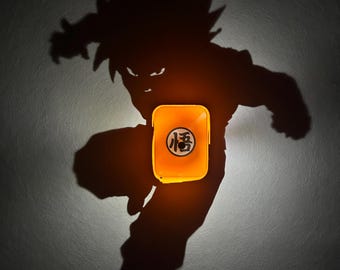 Lámpara de pared con la silueta de Goku Super Saiyajin, luz nocturna con la silueta de Dragon Ball.