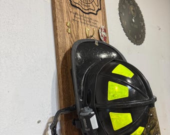 Placa de exhibición de casco de bombero de roble personalizada / Tallada en CNC
