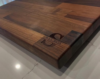 Bloque de carnicero de nogal personalizado con patas de latón: regalo personalizado para bodas o aniversarios.