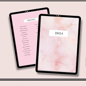 Könnte beinhalten: Ein digitaler Planer für 2024 mit einem rosafarbenen Marmormuster. Der Planer wird auf einem Tablet-Bildschirm angezeigt und umfasst über 500 Seiten mit Vorlagen und Planungswerkzeugen.
