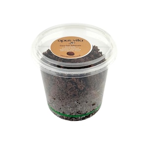 Può includere: Un contenitore in plastica trasparente riempito con substrato di fibra di cocco marrone scuro. Il coperchio presenta un'etichetta rotonda color marrone chiaro con il testo opus vita, Coco Coir Substrate, Eco-friendly, Washed & Sterilised.
