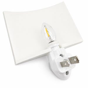 Pode incluir: Uma luz noturna branca de tomada com uma c&uacute;pula retangular curva e uma l&acirc;mpada LED transparente em formato de vela com um filamento amarelo vis&iacute;vel. A base inclui um plugue el&eacute;trico de dois pinos para instala&ccedil;&atilde;o direta na parede.