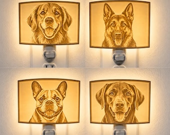 Könnte beinhalten: Ein Set aus vier rechteckigen Steckdosen-Nachtlichtern, die jeweils ein warm beleuchtetes Porträt einer anderen Hunderasse zeigen: einen Golden Retriever, einen Deutschen Schäferhund, eine Französische Bulldogge und einen Labrador, die ein sanftes Licht abgeben.