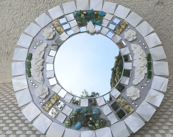 EZE model - Round mother-of-pearl mosaic mirror and decorative plaster.