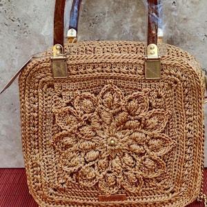 Top Griff handgefertigte gehäkelte braune Tasche für alle Gelegenheiten mit einem exklusiven Ringelblumenmotiv auf der Rückseite & auf der Vorderseite, hochwertigem Innenfutter.