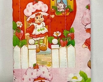 Nuova custodia per occhiali da sole trapuntata fatta a mano con motivo Fragolina Dolcecuore, dimensioni 4x7,5”.