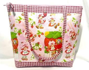 Nuova borsa trapuntata fatta a mano con motivo Fragolina Dolcecuore, 28x33 cm, con tasca interna e chiusura a zip.