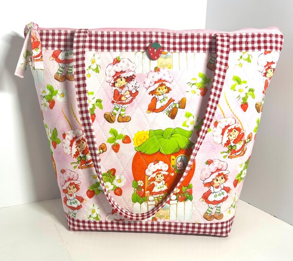 New Handmade Quilted Strawberry Shortcake 12”x13”  Purse 2 Interior Pockets Zip Closure