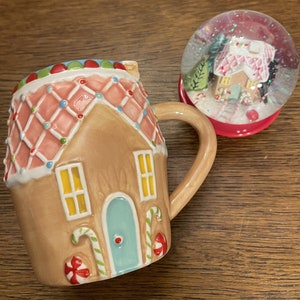 Mini Gingerbread Person Mug Topper, Faux Whipped Cream with Green and Red  Stripped Straw and, Mini Gingerbread Person and Gold Glitter Ball