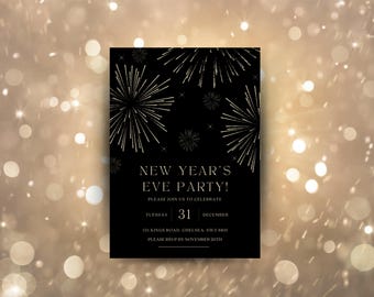 Può includere: Invito a una festa di Capodanno in nero e oro con un design di fuochi d'artificio. L'invito include la data, martedì 31 dicembre, l'indirizzo, 181 Kings Road Chelsea, SW3 4RH, e la data di risposta, 20 novembre.