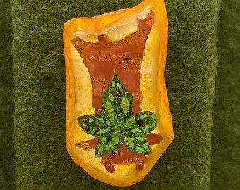 Broche Korok faite main | Épinglette inspirée de la légende de Zelda | Joli accessoire esprit forêt