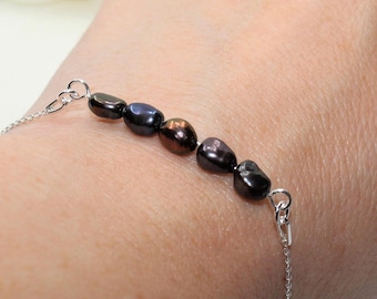 Pulseira de Pérola Negra: Joia minimalista feita à mão em prata de lei.