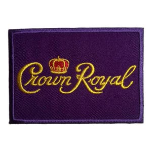 以下が含まれることがあります： 紫色の刺繍パッチに、金のクラウンロイヤルロゴと赤い王冠が描かれています。