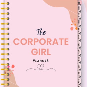 Może przedstawiać: Różowy planer zatytułowany "The Corporate Girl Planner" ze złotą spiralną oprawą i zakładkami miesięcznymi. Planer zawiera sekcje dotyczące kalendarza rocznego, produktywności, dbania o siebie, budżetu i notatek. Elementy dekoracyjne obejmują abstrakcyjne kształty i serce.