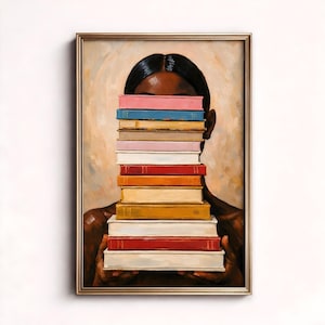 Puede incluir: Pintura enmarcada que representa a una persona sosteniendo una pila de libros coloridos frente a su rostro. Los libros tienen lomos de varios colores, incluyendo rosa, azul y rojo. La obra de arte tiene un fondo c&aacute;lido y neutro y un marco dorado.