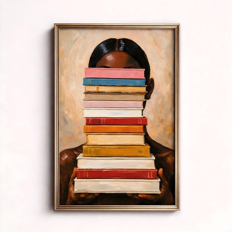 Puede incluir: Pintura enmarcada que representa a una persona sosteniendo una pila de libros coloridos frente a su rostro. Los libros tienen lomos de varios colores, incluyendo rosa, azul y rojo. La obra de arte tiene un fondo c&aacute;lido y neutro y un marco dorado.